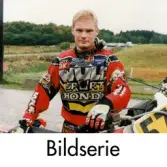 Serie om två fotografier som visar porträtt av en motocrossförare. Fotografierna är tagna i samband med SM i motocross på Blixåsbanan i Balltorp, Mölndal, år 1998.