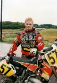 Porträtt av en motocrossförare. Fotografi taget i samband med SM i motocross på Blixåsbanan i Balltorp, Mölndal, år 1998.