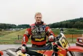 Porträtt av en motocrossförare. Fotografi taget i samband med SM i motocross på Blixåsbanan i Balltorp, Mölndal, år 1998.