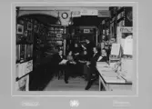 Interiör från Jönköpings Bokhandel. Ivar Lundin,mannen längst bak, arbetade i bokhandeln som volontär åren 1896-1907. Han föddes i Jönköping år 1881.