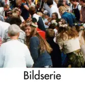 Serie om sju fotografier som visar midsommarfirande vid hembygdsgården Börjesgården i Lindome, Mölndals kommun, den 23 juni 2000.