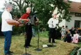 Midsommarfirande vid hembygdsgården Börjesgården i Lindome, Mölndals kommun, den 23 juni 2000. Lommebös underhåller med musik. Till vänster ses Sven-Åke Svensson.
