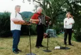 Midsommarfirande vid hembygdsgården Börjesgården i Lindome, Mölndals kommun, den 23 juni 2000. Lommebös underhåller med musik. Till vänster ses Sven-Åke Svensson.