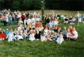 Midsommarfirande vid hembygdsgården Börjesgården i Lindome, Mölndals kommun, den 23 juni 2000. Grupporträtt vid midsommarstången.