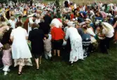 Midsommarfirande vid hembygdsgården Börjesgården i Lindome, Mölndals kommun, den 23 juni 2000. Dans kring midsommarstången.