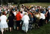 Midsommarfirande vid hembygdsgården Börjesgården i Lindome, Mölndals kommun, den 23 juni 2000. Dans kring midsommarstången.