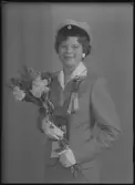 Porträtt med blombukett. Anita Karlsson, Ringvägen, Kolbäck. Ur Gustaf Åhmans samling.