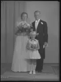 Grupporträtt-brudpar. Lars Fridström, Västerås. Ur Gustaf Åhmans samling.