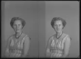 Porträtt-körfoto. Fru Marianne Andersson. Åby, Kolbäck. Ur Gustaf Åhmans samling.