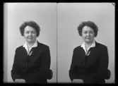 Porträtt, körfoto, Fru Alice Lindberg, Vestmantorp, Kolbäck.
Ur Gustaf Åhmans samling.