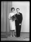 Brudpar, Freny Sulzer, Idrottsvägen 29, Sörstafors, Kolbäck.
Ur Gustaf Åhmans samling.