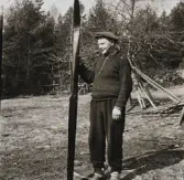 Fotografen poserar med ett par skidor, förmodligen ett av de par han själv tillverkade. Finurlig som han var så hade han kommit på ett sätt att göra skidvalla av paraffin och smälta grammofonskivor.