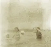 Fyra kvinnor i varierande ålder badar i en sjö.
Suddigt foto.