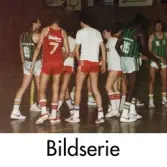 Serie om två fotografier som visar Kvarnby Baskets A-lag herrar spela match i idrotthuset i Mölndal, mars 1984. Motståndarlag och slutresultat är okända.