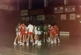 Kvarnby Baskets A-lag herrar spelar match i idrotthuset i Mölndal, mars 1984. Motståndarlag och slutresultat är okända.