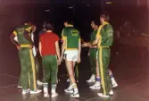 Kvarnby Baskets A-lag herrar spelar match i idrotthuset i Mölndal, mars 1984. Motståndarlag och slutresultat är okända.