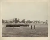 Militära övningar som utförs vid Mohed, Söderhamn, Hälsinge regemente I14, med officersmässen i bakgrunden.