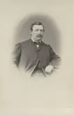 Porträtt av Frih: H. E. A. Carl Rappe under lieutenant vid kongl. ? Skånska Inf. Rege. Komp: Officer vid Kongl. Krigsakademin år 1864 (enligt text baksida kort).