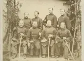 Grupporträtt av Helsinge regementes ? fältskolan af und. officersgrad år 1868. Några av männen: Grundell, Wästberg, Åkerberg, Styf och Krantz  (enligt text baksida kort).