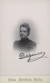 Porträtt av Dagmar Dahlgren, våren 1900.