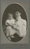 Porträtt av Gerda Hallgren & Ingegerd våren 1904. Ingegerd 8 mån.