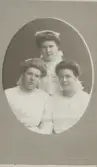 Porträtt av Sigrid Hillström, Rut Ericsson och Hildur Andersson, våren 1907.