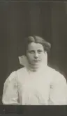 Porträtt av Stina Elofsson, våren 1908.