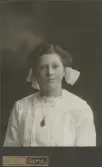 Porträtt av Lisa Holmstrand julen 1911.