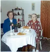 Svärdottern Signe Ström sitter och fikar bredvid svärmor Alma Ström (född Bengtsson i Labacka), okänt årtal i Haga, Göteborg. Signe var gift med Gottfrid Ström.