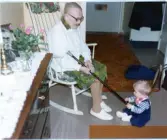 Alma Ström (född Bengtsson i Labacka) sittter i en gungstol och petar med sin käpp mot Lisa Gezelius (barnbarn till Einar Bengtsson, brorsbarn till Alma), 1970-tal i Göteborg.