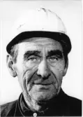 Porträtt av Sigfrid Olsson (1898 - 1979), sprängarbas hos Sabema, okänt årtal. Han har en hjälm på huvudet.