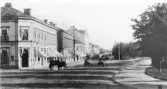 Köpmangatan i korsningen Källgatan - Norra Hamngatan, Söderhamn. Foto troligen taget under 1900-talets första decennium.