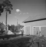 Män spelar badminton