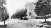 Kungsgatan mot väster. Till höger flickskolan i kvarter Hasseln 2. Foto i början av 1900-talets Söderhamn.