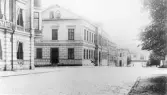Söderhamn, Kyrkogatan mot söder i början av 1900-talet. Byggnaden till vänster inrymde telegraf- och telefonstation. I mitten Helsingeban
kens hus.