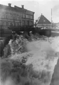 Vårflod vid Kvarndammen. Foto troligen några årtionden in på 1900-talet, Söderhamn.