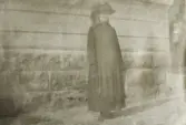 En kvinna i sorgdräkt, trol. fotograferad vid Ringsbergsskolan, Växjö.