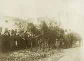 Biskop N.J.O.H. Lindströms begravning i oktober 1916. Begravningståget rör sig längs Linnégatan. Mycket folk har samlats.
I bakgrunden syns bl a magasinsbyggnaderna till fastigheten Lejonet 1 och Riksbankens hus (kv. Lyktan)