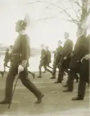 En klass från läroverket på marsch längs strandallén vid Växjösjön, trol. på väg till biskop N.J.O.H. Lindströms begravning i oktober 1916. 
I täten går en man i full uniform med kask.