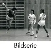 Serie om 11 svartvita fotografier som visar Mölndals Handbollsförening spela match i idrottshuset i Mölndal, år 1986. Motståndarlag och slutresultat är okända.