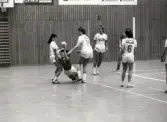 Mölndals Handbollsförening spelar match i idrottshuset i Mölndal, år 1986. Motståndarlag och slutresultat är okända.