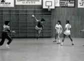 Mölndals Handbollsförening spelar match i idrottshuset i Mölndal, år 1986. Motståndarlag och slutresultat är okända.