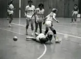 Mölndals Handbollsförening spelar match i idrottshuset i Mölndal, år 1986. Motståndarlag och slutresultat är okända.