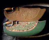 Två skäkteträn av bok från Österlen i Skåne. De är av bokträ med skuren dekor och datering, det ena rikt bemålat. NM.0185471 och NM.0135757.