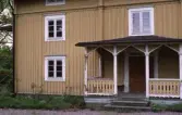 Svartingstops gård med veranda.