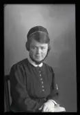 Porträtt, Anna Larsson, Barnmorska, Dingtuna.
Ur Gustaf Åhmans samling.