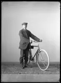 Porträtt, man med cykel. Karlsson, Hellby, Kolbäck.
Ur Gustaf Åhmans samling.