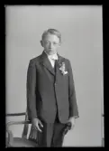 Porträtt, pojke. Hartvig Forsberg, Tomtebo 50.Hallstahammar.
Ur Gustaf Åhmans samling.