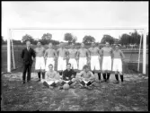 Grupporträtt, fotbollslag, Hallstahammars Sportklubb.
Ur Gustaf Åhmans samling.