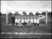 Grupporträtt, fotbollslag. Hallstahammars sportklubb.
Ur Gustaf Åhmans samling.